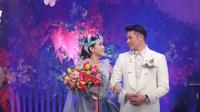 Gaun pengantin beraliran internasional rancangan Hian Tjen menutup resepsi pernikahan Via Vallen dan Chevra hari ke-4 yang disiarkan langsung di televisi