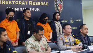 Ayu Puspita dan Dimas melakukan penipuan dengan modus menawarkan jasa penyelenggaraan pernikahan. Total kerugian penipuan ini mencapai Rp 11,5 miliar. Tampak dalam foto, Ayu Puspita, pemilik Wedding Organizer by Ayu Puspita (kedua kanan belakang), dhadirkan pada rilis kasusnya di Gedung Ditreskrimum Polda Metro Jaya, Sabtu (13/12/2025). (Kapanlagi.com/Budy Santoso)