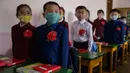 Anak-anak sekolah dasar dengan memakai masker menghadiri kelas di Sekolah Dasar Hasin di Distrik Sosong di Pyongyang, Rabu (3/6/2020). Korea Utara membuka kembali sekolah - sekolah di bulan ini setelah sebelumnya meliburkan karena kekhawatiran penyebaran virus corona. (KIM Won Jin / AFP)