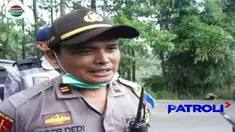 Akibat curamnya lintasan alternatif jalur mudik di kawasan Kabupaten Bandung, Jawa Barat, banyak pengendara motor yang jatuh bahkan mobil mundur lantaran tak kuat menanjak. Polisi yang bersiaga pun akhirnya melakukan aksi heroik. Seperti apa?
