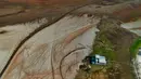 <p>Faktor penggundulan hutan yang kian marak di Brasil juga berkontribusi dalam perubahan iklim. Dengan lebih sedikit pohon, maka penguapan dan transpirasi berkurang, sehingga akan lebih sedikit air yang dilepaskan ke atmosfer. (MICHAEL DANTAS/AFP)</p>
