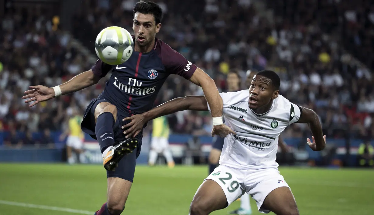 Aksi pemain PSG, Pastore (kiri) berebut bola dengan pemain Saint Etienne, Ronael Pierre Gabriel pada lanjutan Ligue 1 Prancis di Parc des Princes stadium, Paris, (25/8/2017). PSG menang 3-0. (AP/Kamil Zihnioglu)