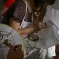 Para siswa membuat batik dengan teknik batik tulis menggunakan canting, Jakarta, (2/10/14). (Liputan6.com/Faizal Fanani) 