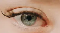 Ragu-ragu saat ingin mengenakan lensa kontak untuk mata di tengah pandemi virus corona? Simak ulasan berikut ini./ Photo by Frank Flores on Unsplash