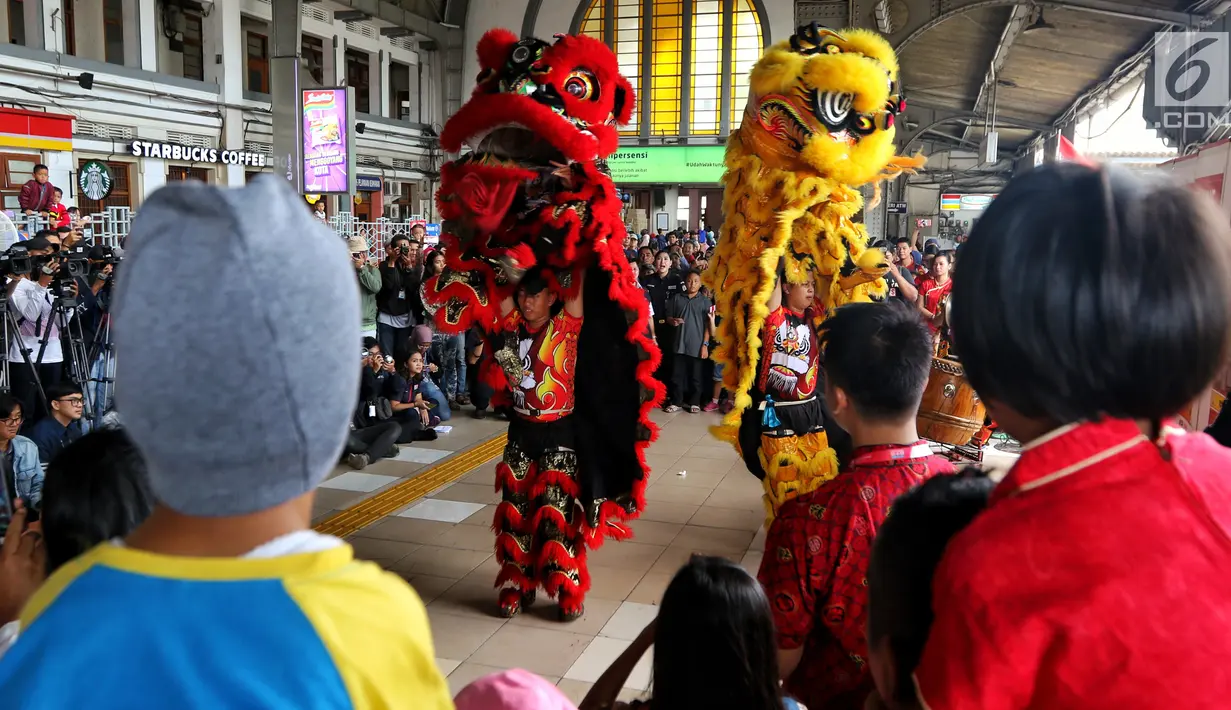 Barongsai menghibur penumpang kereta api di stasiun Jakarta-Kota, Selasa (5/2). Di Tahun Baru Imlek ini PT KAI menghadirkan hiburan Barongsai serta meluncurkan KMT tematik dan pemberian fortune cookies bagi pengguna jasa KRL. (Liputan6.com/Johan Tallo)