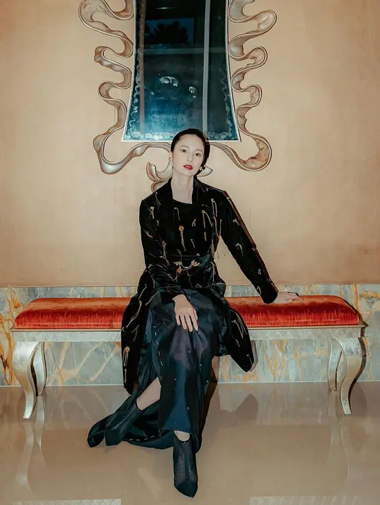 Laura Basuki juga dibalut dengan dress model kebaya hitam dari Tangan Prive dengan aksen emas [@laurabas]