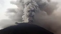 Kondisi Gunung Agung yang mengeluarkan asap tebal di Karangasem, Bali (28/11). Pihak berwenang memberi peringatan kepada warga untuk mengungsi akibat stasus Gunung Agung yang dari siaga ke awas. (AP Photo/Firdia Lisnawati)