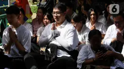 Hari ini, Senin (12/5/2025), ratusan umat Buddha memperingati Perayaan Tri Suci Waisak 2569 BE di Wihara Arya Dwipa Arama, Taman Mini Indonesia Indah (TMII), Jakarta. (Liputan6.com/Herman Zakharia)