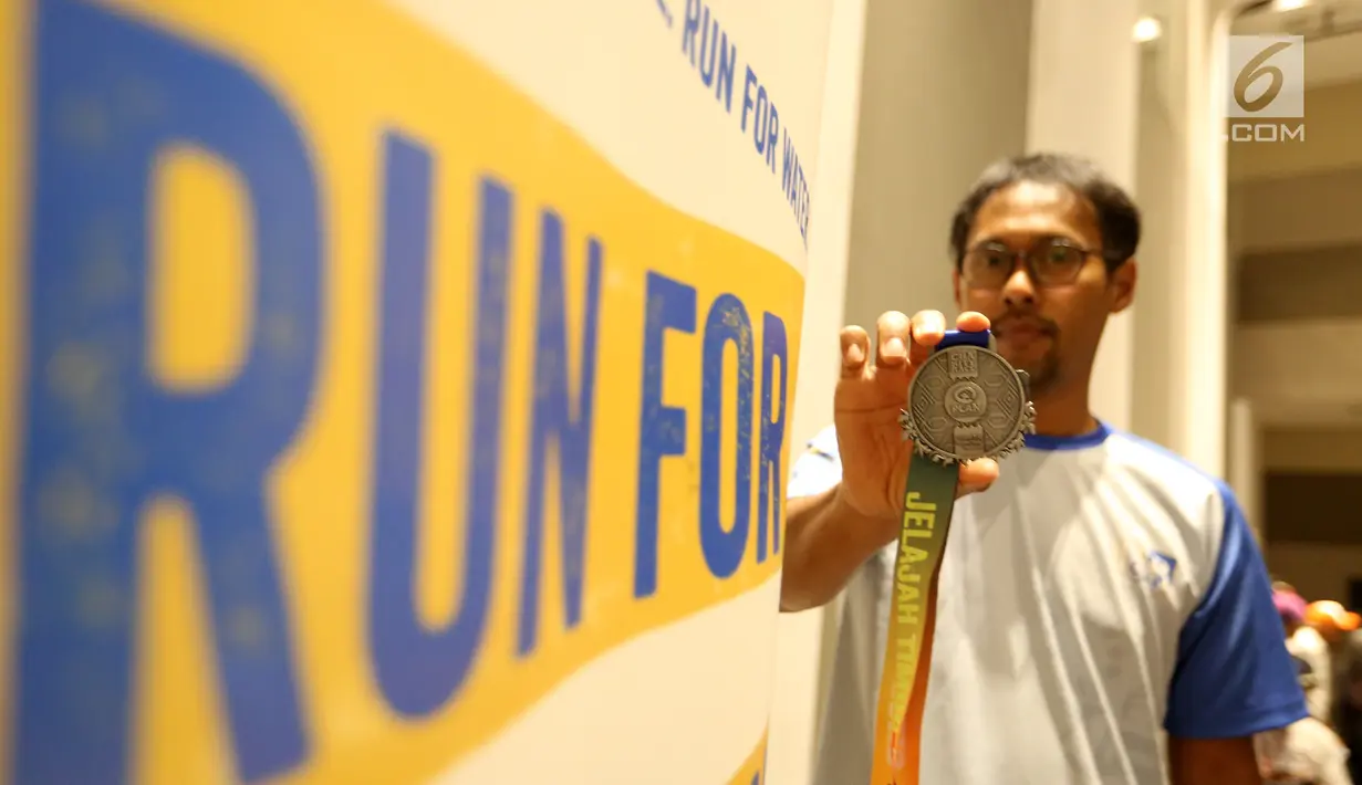 Pelari Jelajah Timur, Candra Nugraha menunjukkan medali dalam acara media briefing di Jakarta, Senin (30/9/2019). Jelajah Timur - Run for Equality adalah charity run untuk membantu pengadaan akses air bersih dan mendorong kesetaraan anak perempuan di Nusa Tenggara Timur. (Liputan6.com/Fery Pradolo)