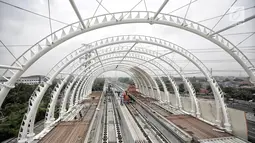 Suasana proyek pembangunan Light Rail Transit (LRT) Jabodebek di Stasiun LRT TMII, Jakarta, Senin (14/1). Progres pembangunan Stasiun LRT TMII ditargetkan selesai pada akhir April 2019. (Liputan6.com/Faizal Fanani)