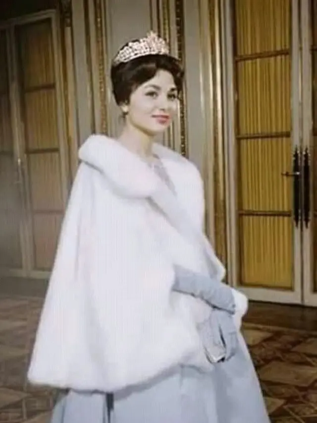 Permaisuri Farah dari Iran mengenakan tiara Harry Winston ketika menikah dengan Shah Iran pada tahun 1959. (Foto: Instagram/@Swindler2022)