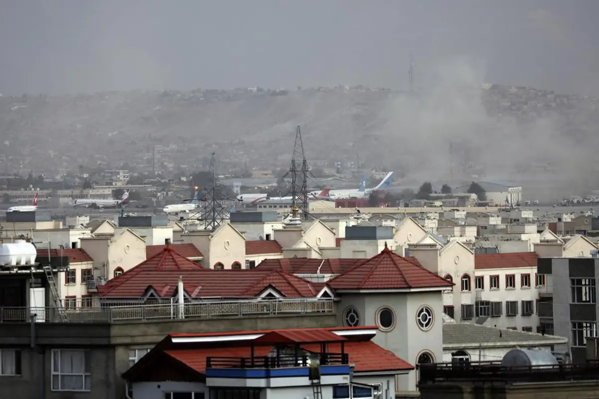 Asap mengepul dari ledakan mematikan di luar bandara di Kabul, Afghanistan, Kamis, 26 Agustus 2021 (AP Photo)