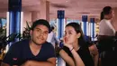 Keduanya pun tampil kompak mengenakan baju hitam saat dinner. Aaliyah dengan atasan sleeveless dan Thariq dengan kaos lengan pendeknya. [@aaliyah.massaid]