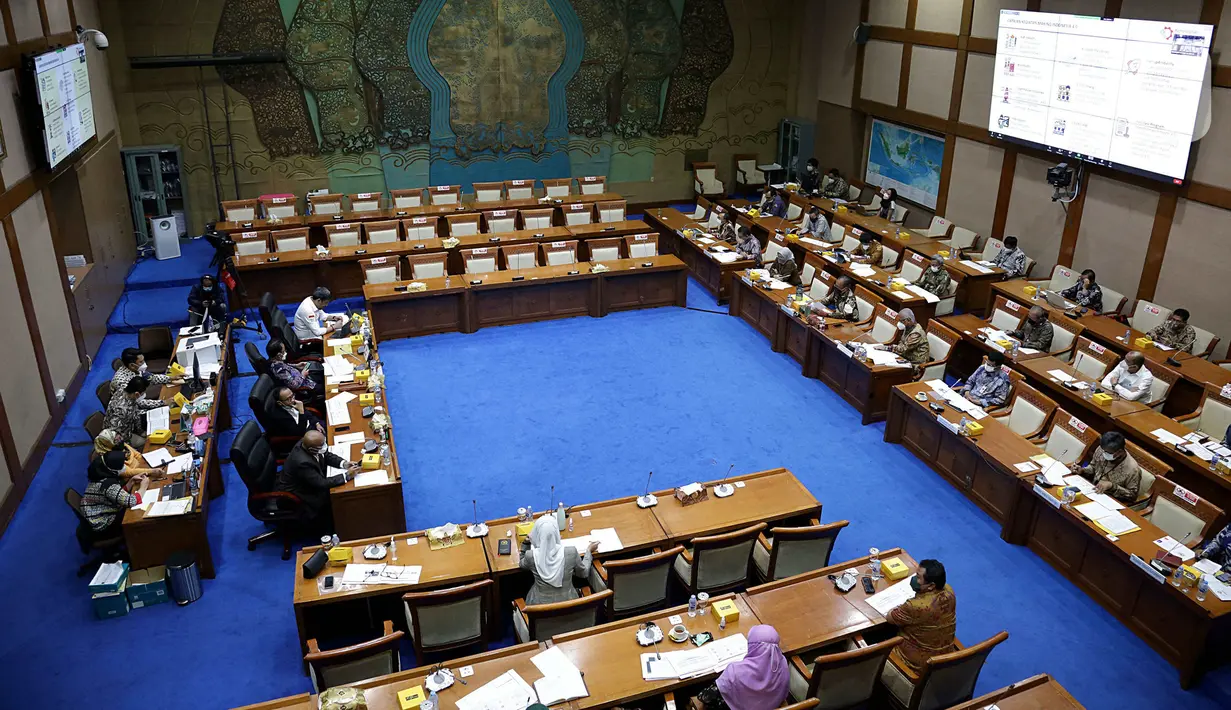 Suasana saat Menteri Perindustrian Agus Gumiwang Kartasasmita rapat kerja dengan Komisi VII DPR di Kompleks Parlemen, Senayan, Jakarta, Rabu (2/2/2022). Rapat membahas program Kemenperin tahun 2022 serta evaluasi kinerja Kemenperin tahun 2021. (Liputan6.com/Angga Yuniar)