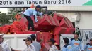 Petugas Dinas Perhubungan menata pembatas jalan untuk menutup sejumlah titik yang menuju kawasan Bundaran HI, Jakarta, Kamis (31/12). Hal ini dilakukan agar perayaan tahun baru tak terpusat di Bundaran Hotel Indonesia. (Liputan6.com/Angga Yuniar)