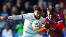 Pemain Crystal Palace Wilfried Zaha (kanan) berebut bola dengan pemain Chelsea Reece James pada pertandingan sepak bola Liga Inggris di Stadion Selhurst Park, London, Inggris, 1 Oktober 2022. Chelsea menang 2-1.(AP Photo/David Cliff)