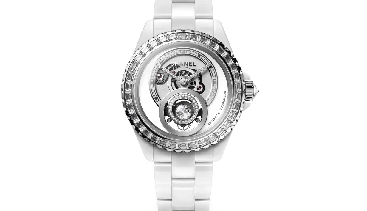DIAMOND TOURBILLON memiliki Kontras halus antara kilauan berlian dan lapisan beludru keramik. [Foto: Dok. Chanel]