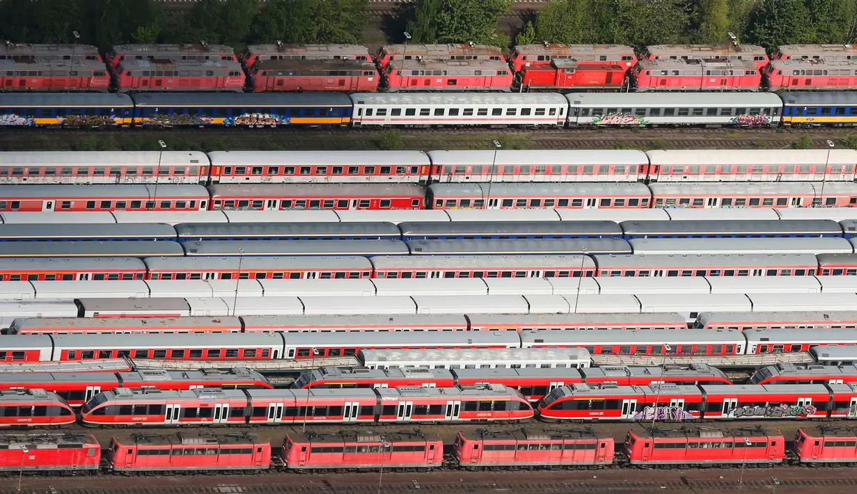 Barisan kereta Deutsche Bahn saat berada di tempat penyimpanan di North Rhine-Westphalian, Jerman (6/5/2015). Mogok kerja masinis Deutsche Bahn dimulai pada Senin (4/5/2015). (Reuters/Wolfgang Rattay)