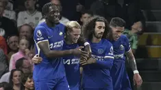 Gelandang Chelsea Mykhailo Mudryk (kedua kiri) berselebrasi dengan rekan setimnya setelah mencetak gol pembuka untuk timnya ke gawang Fulham pada laga pekan 7 Premier League 2023/2024 di Craven Cottage, Selasa (3/10/2023) dini hari WIB. (AP Photo/Kin Cheung)