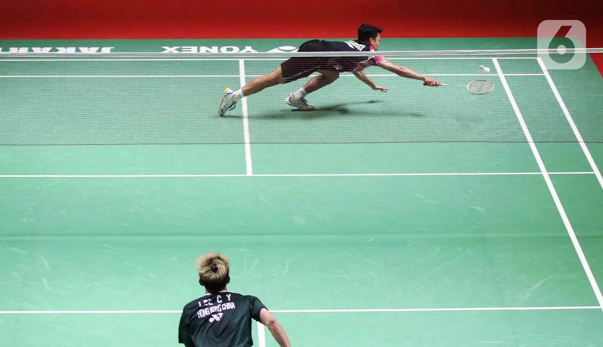 Tunggal putra bulu tangkis Indonesia Anthony Sinisuka Ginting mengembalikan kok ke arah wakil Hong Kong Lee Cheuk Yiu dalam pertarungan fase 32 besar yang dihelat di Istora Senayan, Jakarta, Rabu (25/1/2023). Anthony Ginting sukses mengamankan tiket menuju babak 16 besar Indonesia Masters 2023. (Liputan6.com/Herman Zakharia)