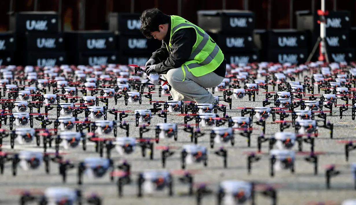 Seorang anggota staf memeriksa drone sebelum pertunjukan cahaya drone sebagai bagian dari Korea Drone Expo 2024 di Incheon pada tanggal 9 Mei 2024. (Foto oleh Jung Yeon-je / AFP)