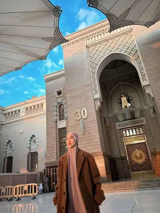 "Betapa bahagianya saat berada Mekkah.. Pertama kali melakukan ibadah Umroh, pertama kali melihat Kabah, dan merasakan suasana dan energi yg begitu indah disini," tulis Bunga Citra Lestari. [Instagram/itsmebcl]