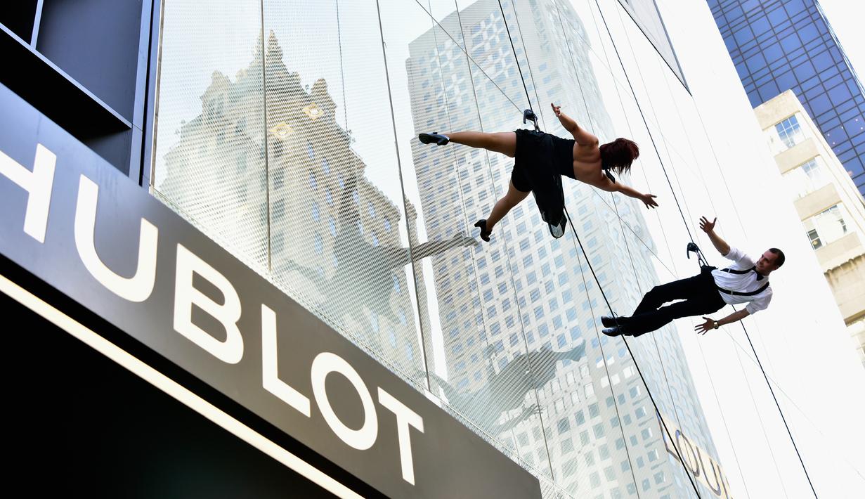 Aksi penari menari di dinding bangunan gedung, Manhattan borough New York (19/4). Aksi nekat ini merupakan bagian dari pembukaan toko "Hublot"di Fifth Avenue, Manhattan. (REUTERS/Andrew Kelly)