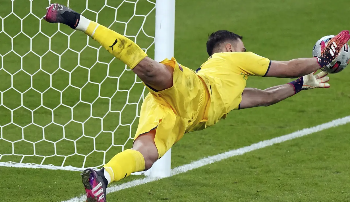 Kiper Italia Gianluigi Donnarumma menghalau tendangan penalti pemain Inggris Jadon Sancho pada pertandingan final Euro 2020 di Stadion Wembley, London, Inggris, Minggu (11/7/2021). Italia menang 3-2 lewat adu penalti usai bermain imbang 1-1 di waktu normal. (Mike Egerton/PA via AP)