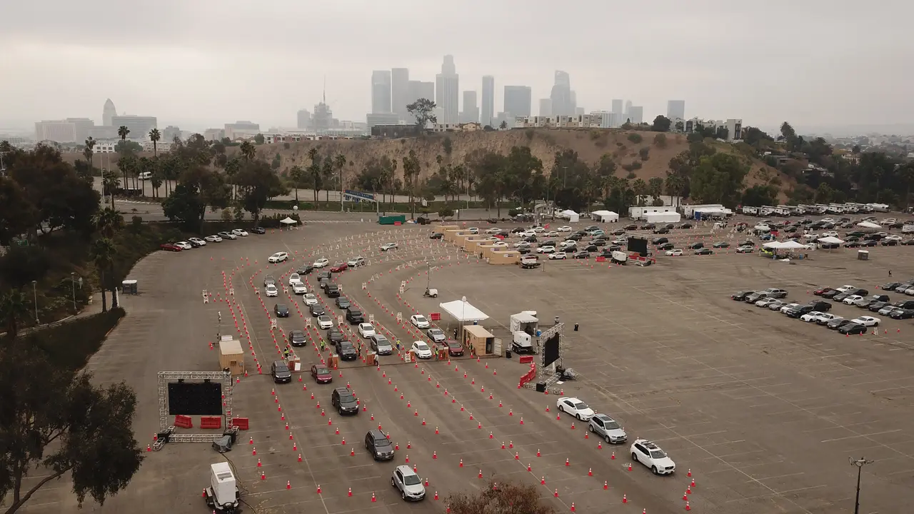 Antre Pengujian COVID-19 Drive Thru di Los Angeles