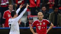 Cristiano Ronaldo (Real Madrid) dan Arjen Robben (Bayern Munchen). (AFP PHOTO/John MacDougall)