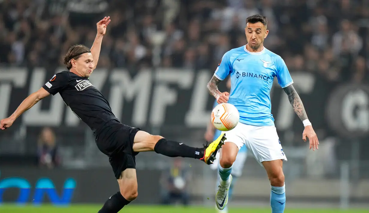 Pemain Sturm Graz Stefan Hierlaender (kiri) berebut bola dengan pemain Lazio Matias Vecino (kanan) pada pertandingan sepak bola Grup F Liga Europa di Merkur Arena, Graz, Austria, 6 Oktober 2022. Pertandingan berakhir imbang 0-0. (AP Photo/Florian Schroetter)