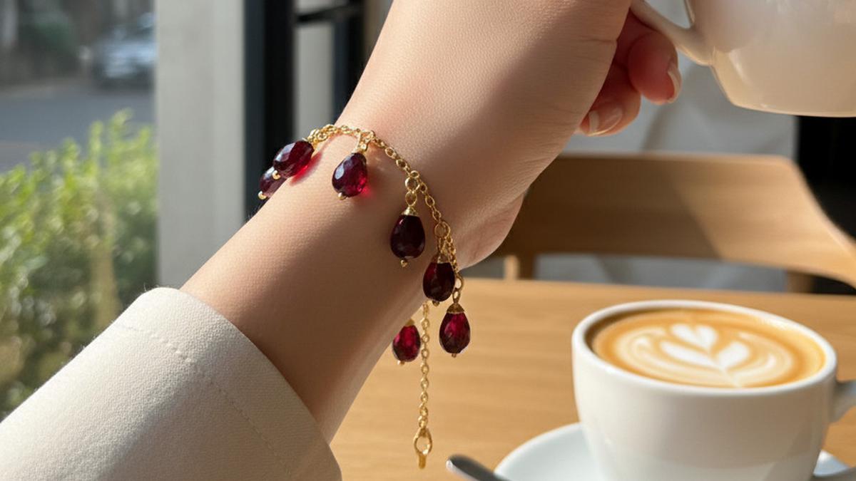 10 Gelang Rantai Emas Kombinasi Liontin Batu Permata, Tampilan Elegan Bernilai