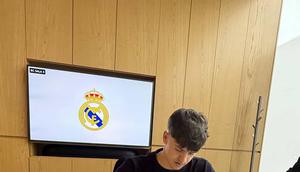 Real Madrid resmi mengikat kiper muda Izan Ramirez dengan kontrak profesional pertamanya. (Dok. X/FabricaMadrid)