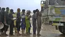 <p>Sementara pejabat negara bagian Gujarat mengatakan bahwa 94.000 orang telah dievakuasi dari daerah pesisir.</p>
