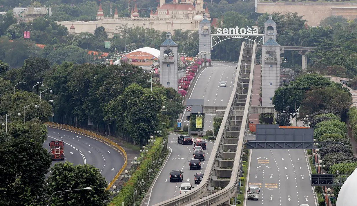 Mobil kepresidenan Presiden Amerika Serikat, The Beast, yang membawa Donald Trump memasuki Pulau Sentosa di Singapura, Selasa (12/6). Trump dan pemimpin Korea Utara, Kim Jong-un akan bertemu dalam KTT Korea Utara-AS di Hotel Capella. (AP/Wong Maye-E)