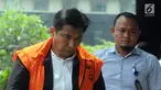 Anggota DPR Fraksi Golkar Bowo Sidik Pangarso (kiri) menundukkan kepala saat tiba di Gedung KPK, Jakarta, Kamis (4/4). Bowo kembali menjalani pemeriksaan oleh penyidik KPK. (merdeka.com/Dwi Narwoko)