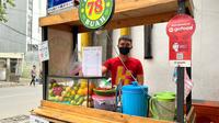 Asep pun menamai usahanya Rujak 78 dan mulai berjualan di depan toko Alfamart Taman Daan Mogot.