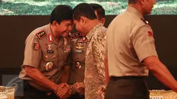 Kepala BNN Komjen Budi Waseso menyapa Kabareskrim Komjen Pol Ari Dono Sukmanto saat menghadiri pengarahan Presiden Jokowi kepada Kapolda dan Kepala Kejaksaan Tinggi se-Indonesia, di Istana Negara, Jakarta, Selasa (18/7). (Liputan6.com/Faizal Fanani)