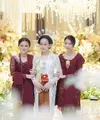 Marsha Aruan didapuk menjadi bridesmaid, ia pun dipercaya menghantarkan sang sahabat tercinta menuju pelaminan. Ia pun tampil anggun berkebaya. [@aruanmarsha]