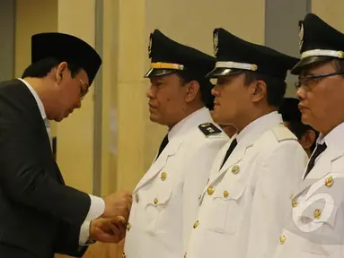 Gubernur DKI Jakarta Basuki Tjahaja Purnama melantik 701 pejabat eselon di lingkungan Pemerintah Provinsi (Pemprov) DKI di aula Gedung Blok G, kompleks Balai Kota, Kamis (22/1/2015). (Liputan6.com/Herman Zakharia)
