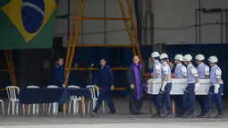 Sebuah pesawat angkut KC-390 milik Angkatan Udara Brasil menerbangkan jenazah tiga penumpang kembali ke Cascavel di Brasil selatan, tempat pesawat itu berangkat. (Miguel SCHINCARIOL / AFP)