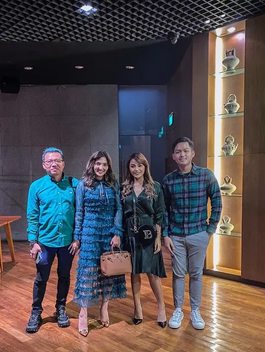 "Kegiatan (pekerjaan) tuh pasti mati semua. Nggak bisa ngapa-ngapain, makanya di rumah aja kita olahraga manasin badan, berjemur sama anak-anak juga. Yaa kita tetep kreatif aja, Bikin konten (YouTube), yaa itulah saluran kita berkreasi," pungkas Anang Hermansyah.  (Instagram/ashanty_ash)