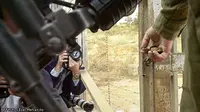 Prajurit terakhir Israel menyeberangi perbatasan Lebanon pada 24 Mei 2000 sekitar pukul 03.45 GMT, menutup gerbang di belakangnya. (AP/Eyal Warsavsky)