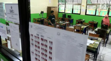 Petugas mengecek kesiapan laptop dan ruang untuk Ujian Nasional Berbasis Komputer di SMP N 34 Pademangan, Jakarta Utara, Minggu (22/4). UNBK SMP 2018 akan berlangsung mulai besok Senin (23/4). (Liputan6.com/Johan Tallo)