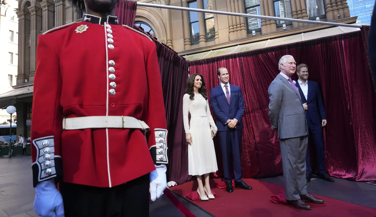 Para desainer membutuhkan waktu sembilan bulan untuk membentuk dan menyusun sosok Raja Charles, sebuah perjalanan yang dimulai di studio London. (AP Photo/Rick Rycroft)