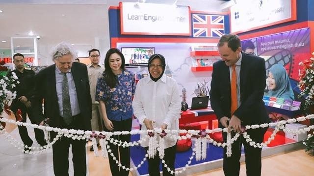 6 Potret Tri Rismaharini Resmikan English Corner di Perpustakaan Umum Kota Surabaya