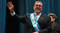 Presiden baru Guatemala Bernardo Arevalo melambaikan tangan setelah dilantik di Pusat Kebudayaan Miguel Angel Asturias di Guatemala City, pada tanggal 14 Januari 2024. (JOHAN ORDONEZ/AFP)