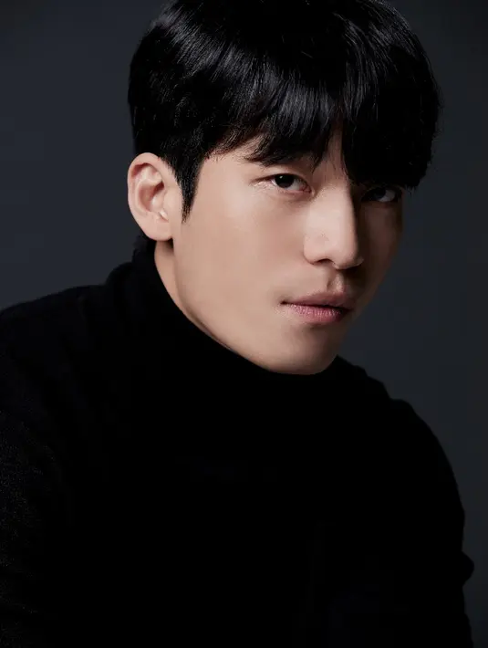 <p>Terakhir adalah Wi Ha Jun, dia akan memainkan karakter Gwon Jun-taek, sahabat Tae-sang. Ia membantu Tae-sang dalam rencana mereka menyelamatkan orang-orang yang hilang. (Foto: Netflix)</p>