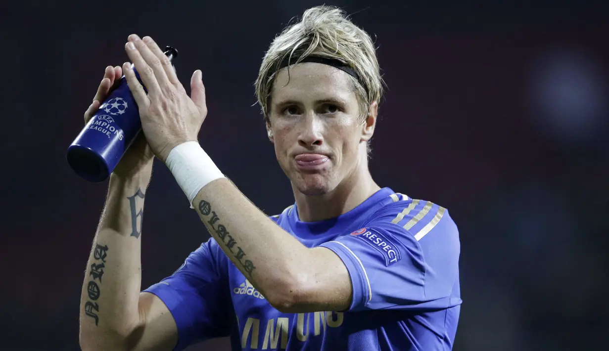 Chelsea merekrut Fernando Torres usai tampil gemilang bersama Liverpool. Meski penampilannya bisa dibilang tak sukses, ia dinobatkan sebagi pesepakbola keempat yang paling laku di planet ini oleh pakar pemasaran olahraga Repucom (via BBC) pada tahun 2014. (AFP/Daniel Sannum Lauten)
