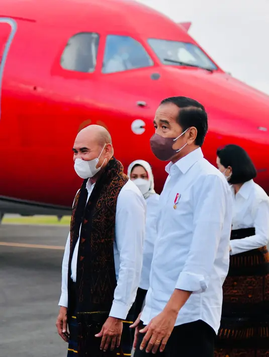 Presiden Joko Widodo dan Ibu Iriana Joko Widodo berbincang dengan Gubernur NTT Viktor Laiskodat beserta istri saat tiba di Bandar Udara Haji Hasan Aroeboesman, Kabupaten Ende, Provinsi Nusa Tenggara Timur (NTT), Selasa (31/5/2022). (Foto: Laily Rachev - Biro Pers Sekretariat Presiden)